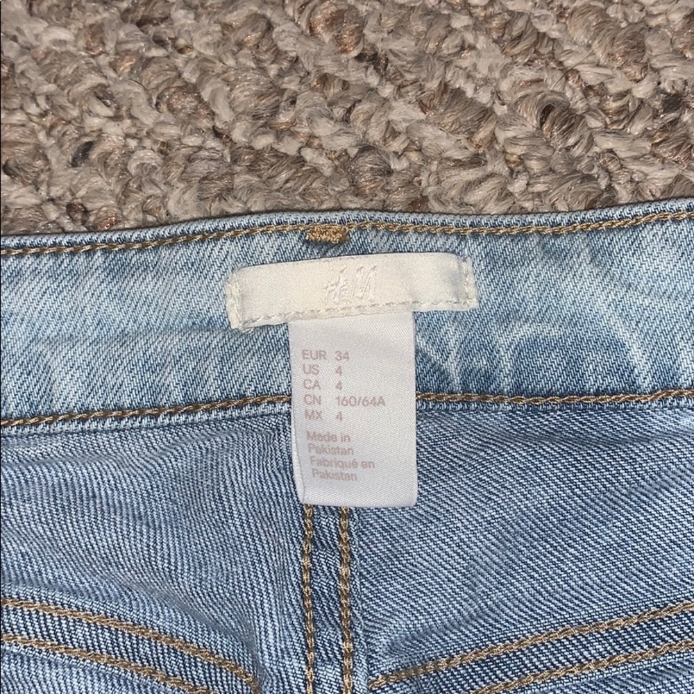H&M Shorts - Picture 2 of 3